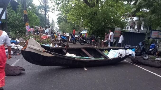 Kannamaly highway siege in Kerala over sea incursion called off after three days following talks