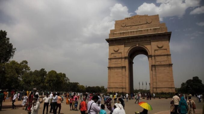 Delhi Wakes Up To Cloudy Skies, Rain Likely In The Day